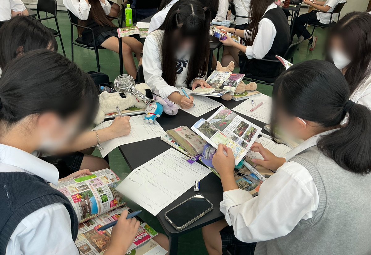 3年日本史探究で、鎌倉の歴史観光プランづくりをしています！まずは、旅行ガイドや鎌倉の寺社案内などを使いながら、プランに組み込む候補地選び🔍 

#学校図書館の日常　#日本史探究　#鎌倉