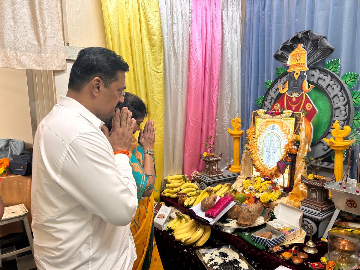 एन. एम. जोशी मार्ग येथील विविध नवरात्रोत्सव मंडळांना भेट देऊन देवीचे दर्शन घेतले. मंडळांनी साकारलेल्या सुंदर सजावट व आकर्षक देखाव्याचे मनःपूर्वक कौतुक केले. या पवित्र नवरात्रोत्सवाच्या काळात सर्व भक्तांना देवीच्या कृपेने आरोग्य, आनंद आणि समृद्धी लाभो हीच मंगलकामना