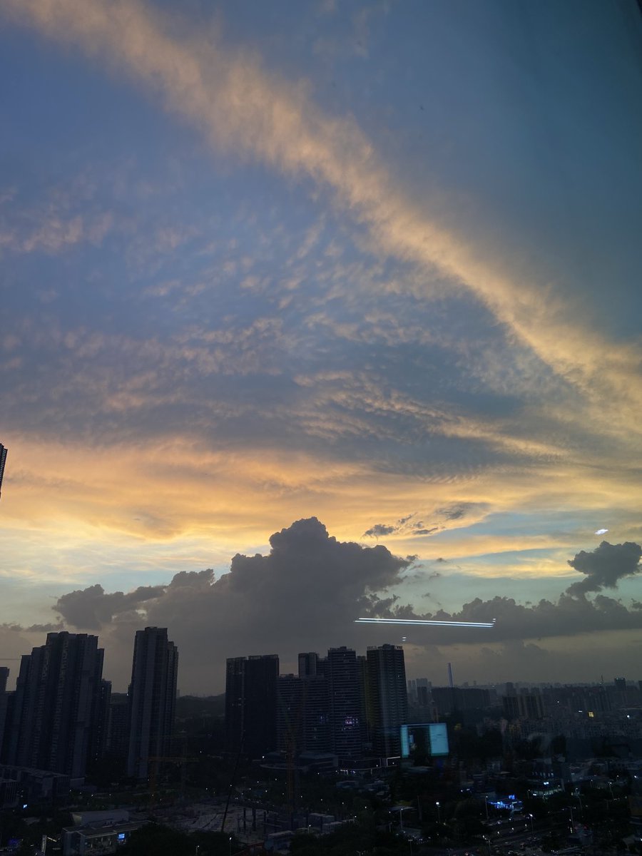 AxlvvWare's tweet image. 夕焼けに染まる街並みに、今日という一日が静かに溶けていく🌆✨