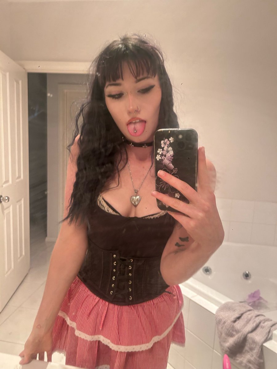 vaee_babe's tweet photo. Hi guys! Had a break from making nsfw content but going to be more active now💕💕 #nsfw #slut #nudes #givememoneypls https://t.co/tz8uM5pFFx