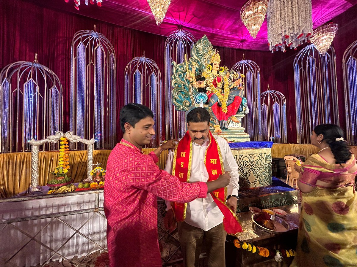 माझगाव ताडवाडी येथील नवरात्रोत्सव मंडळांना भेट देऊन देवीच्या दर्शनाचा लाभ घेतला. मंडळांनी साकारलेल्या आकर्षक सजावट व देखाव्याचे मनापासून कौतुक केले. नवरात्रोत्सव हा भक्ती, उत्साह आणि सामाजिक ऐक्य यांचा संगम आहे. या पवित्र पर्वाच्या निमित्ताने देवीच्या चरणी प्रार्थना की सर्वांना