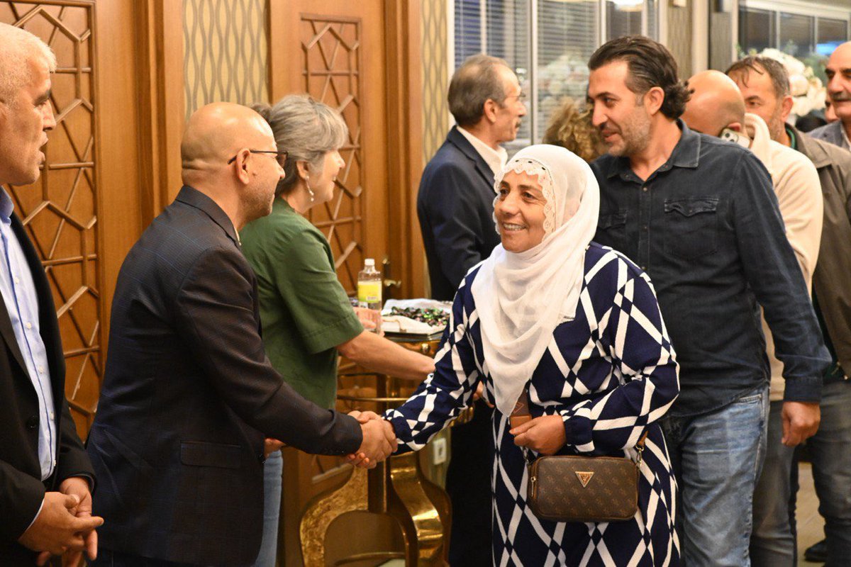 demfatihilce's tweet photo. Grup Başkanvekilimiz Gülistan Kılıç Koçyiğit, HDK Eş Sözcüsü Ali Kenanoğlu, İl Eş Başkanlarımız, Milletvekilimiz Kezban Konukçu, PM üyelerimiz, STK’lar, il ve ilçe yöneticilerimiz ve halkımızla beraber her sene düzenlediğimiz geleneksel dayanışma gecemizde bir araya geldik. https://t.co/7NIChL14A5