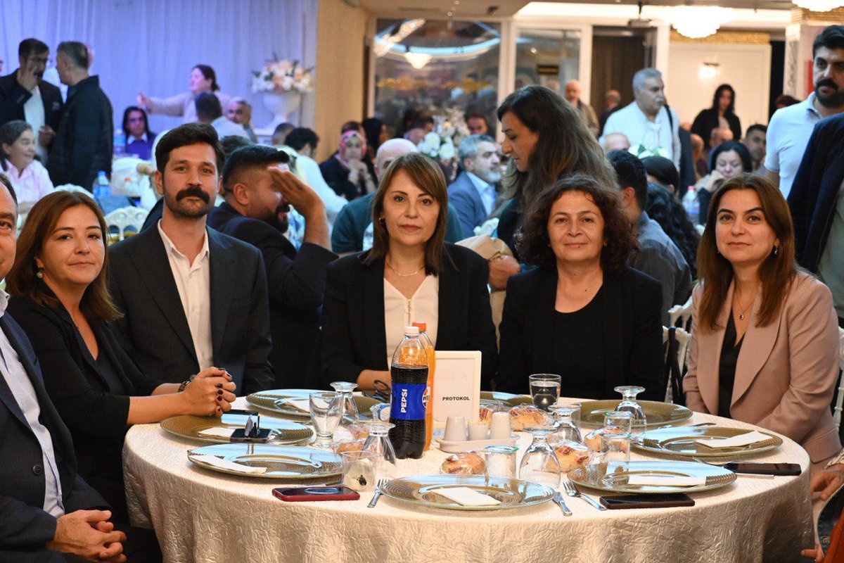 demfatihilce's tweet photo. Grup Başkanvekilimiz Gülistan Kılıç Koçyiğit, HDK Eş Sözcüsü Ali Kenanoğlu, İl Eş Başkanlarımız, Milletvekilimiz Kezban Konukçu, PM üyelerimiz, STK’lar, il ve ilçe yöneticilerimiz ve halkımızla beraber her sene düzenlediğimiz geleneksel dayanışma gecemizde bir araya geldik. https://t.co/7NIChL14A5
