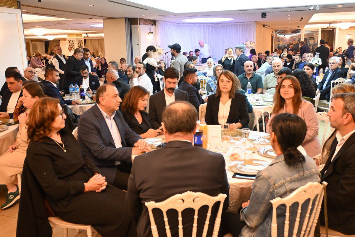 demfatihilce's tweet photo. Grup Başkanvekilimiz Gülistan Kılıç Koçyiğit, HDK Eş Sözcüsü Ali Kenanoğlu, İl Eş Başkanlarımız, Milletvekilimiz Kezban Konukçu, PM üyelerimiz, STK’lar, il ve ilçe yöneticilerimiz ve halkımızla beraber her sene düzenlediğimiz geleneksel dayanışma gecemizde bir araya geldik. https://t.co/7NIChL14A5