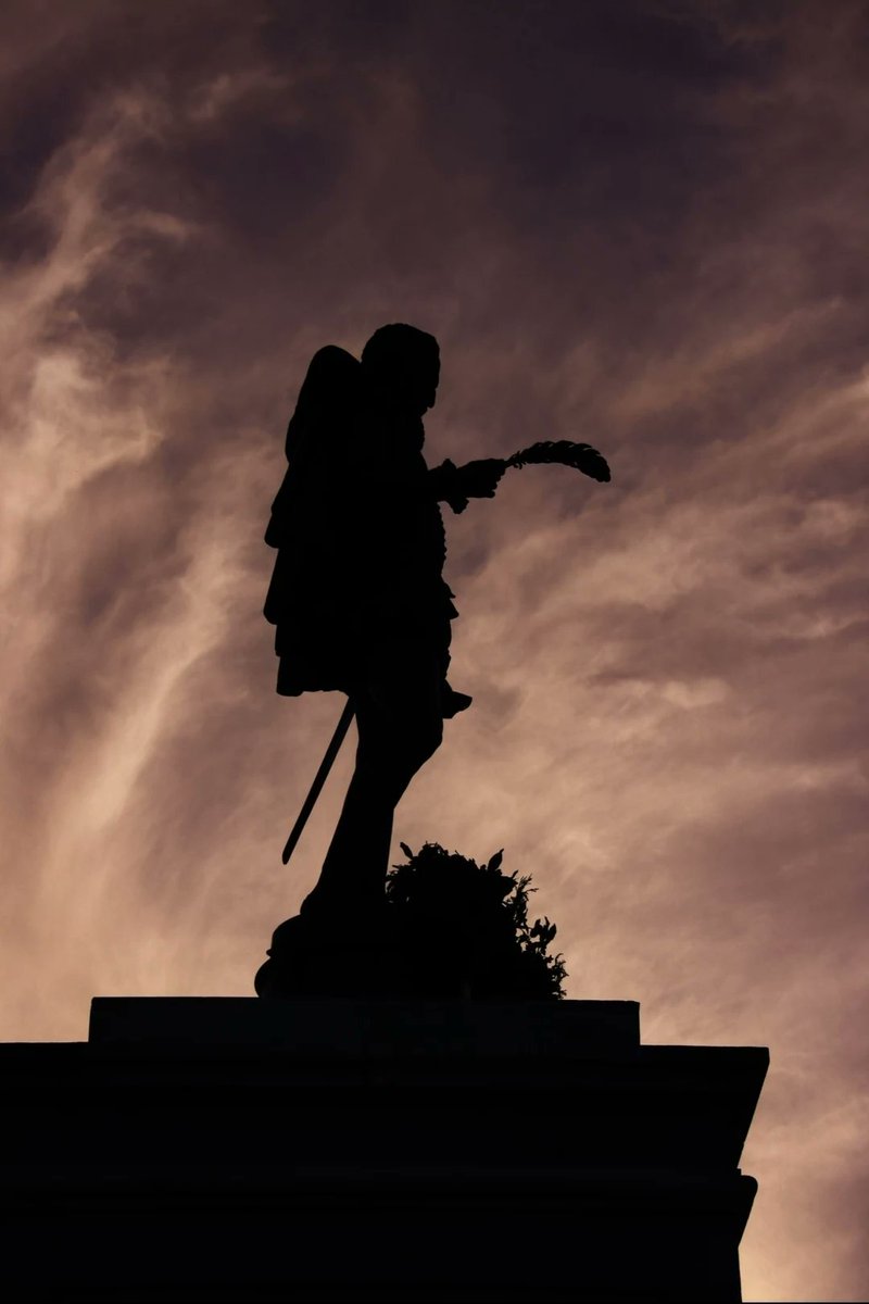 Buenos días. 
Hoy el protagonista del día, es sin duda es el que ha llevado la literatura española a más puntos del planeta, hoy celebramos el cumpleaños de Don Miguel de Cervantes Saavedra.
Entra y te cuento qué más nos ha traído este 29 de septiembre. 
demadridalanube.com/2023/09/efemer…