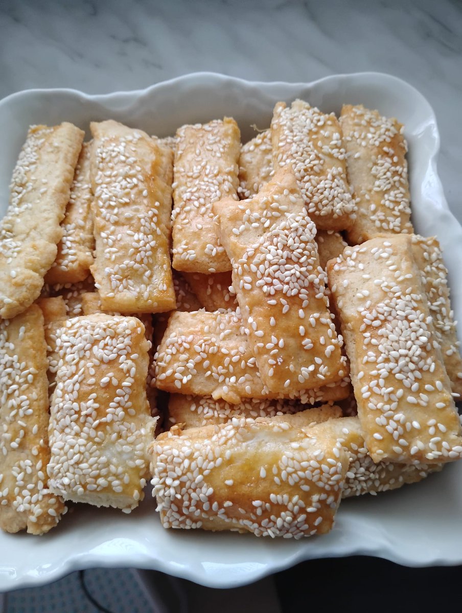 AlbetaV's tweet image. Doporučuji top recept
Nastrouhejte 250 gr sýr ČEDAR, ne jiný, 250 gr másla, přidejte 250 gr hladké mouky, trochu soli a prášku do pečiva, můžete vykrajovat anebo krájet tyčinky, potřít vejcem, posypat sezamem, mákem a cca 12 min péct na 180 C
Mňam