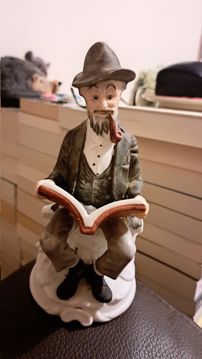 em_nightreader's tweet image. Found this 2nd hand
It spoke to me
It's now sitting on one of my book shelves 🙂📚📖
