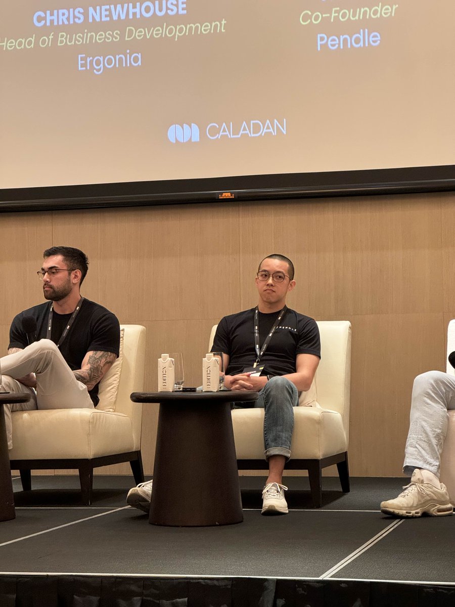 pendle_grandma's tweet image. Token 2049 时的 @tn_pendle 真的是帅爆了。
大脑会发光的那种 💡

梭哈 Pendle 
梭哈 Pendle
梭哈 Pendle