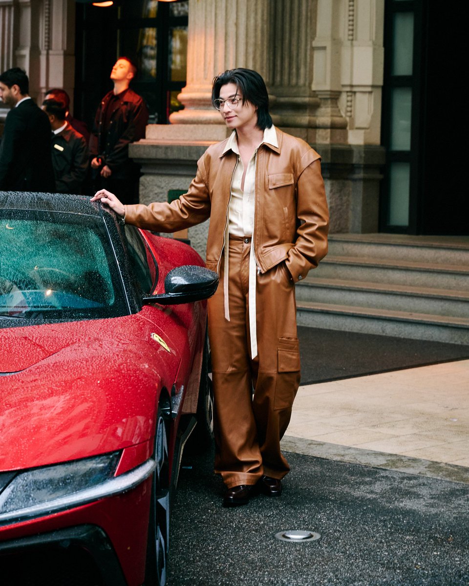 Gulfkanawutofc's tweet photo. มาสะสมยอดกันยามเที่ยงวันนี้ค่า 

GULF WITH FERRARI STYLE
#GulfxFerrariSS26
#FerrariSS26
#GulfKanawut​
@gulfkanawut​ @ferraristore https://t.co/OQ3t272ivL