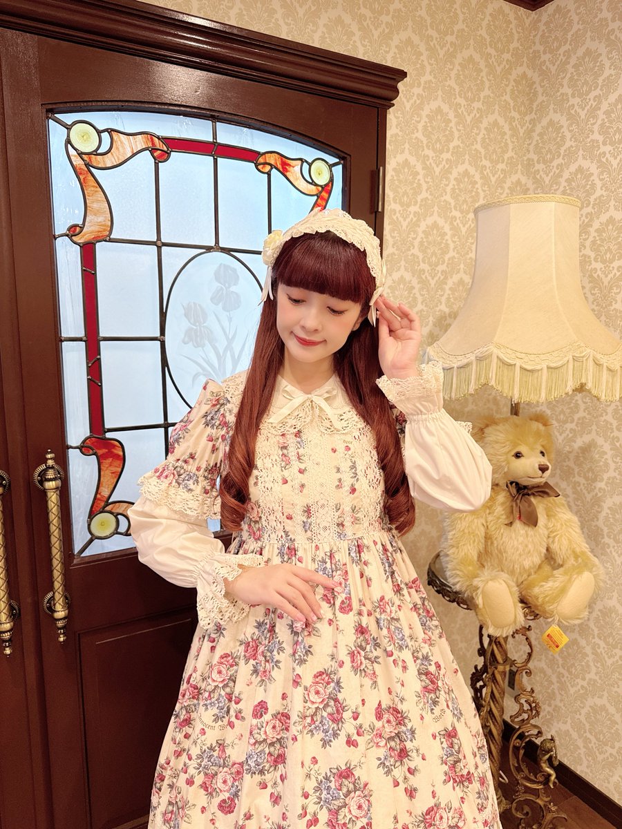 薔薇と苺のドールワンピース🍓🌹 ミルクティ✖️生成 #イノワ さん撮影