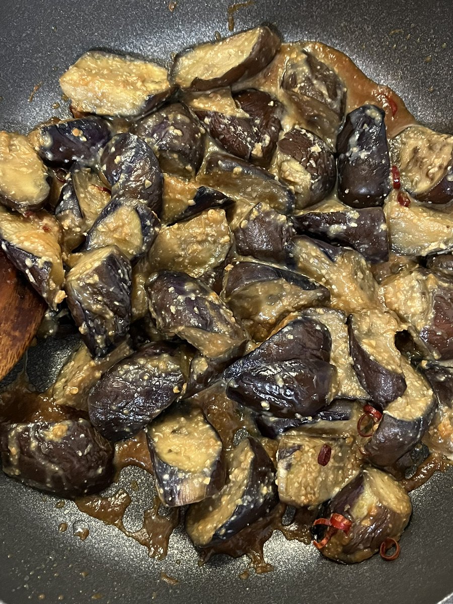 Chiptomiko's tweet photo. 今夜はナス味噌炒め���とシャケの塩焼き🐟 https://t.co/aiZFUVAWMn