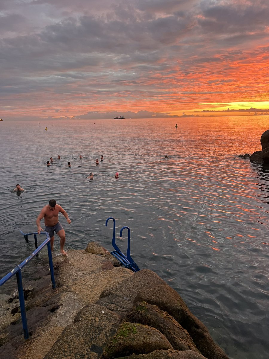 DunleavyBernard's tweet photo. @AtBarristers…the last week of carefree swimming before the Courts reopen! Water Temp: 14.8 °C Air Temp: 11.8 °C Time: 15 Minutes #AtSwimTwoBarristers with @IanCallaway352 #FortyFoot #Sandycove #29thSeptember #Swim347of365 https://t.co/TtjaHLXozh