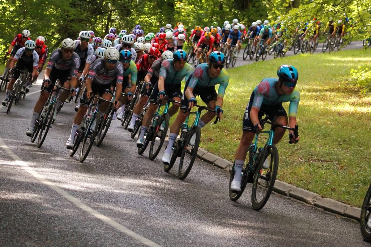 Le peloton et l échappée dans les sous bois <a href="/ParisChauny/">Paris - Chauny</a> <a href="/todaycycling_tc/">TodayCycling (Nouveau compte)</a>