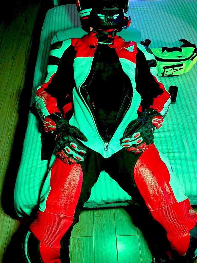 dort_do's tweet photo. 内胶外皮骑完摩��

#dainese #daineseleather #dainesebiker #leatherbiker #gearfetish #bikerfetish #bikersuit #leatherfetish #rubber #latex #连体皮衣 #乳胶衣 #pa环 #PA #bodymod 
#PiercedDick #piercedcock #PrinceAlbertPiercing https://t.co/t4qEhadWK9
