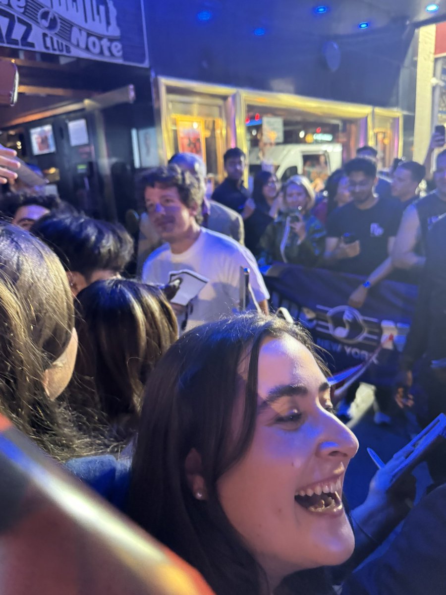 p0esiedanslarue's tweet image. Me almost getting Charlie’s autograph 💔
#bluenote #whateversclever