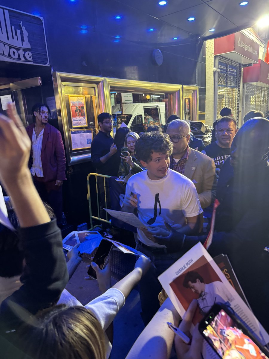 p0esiedanslarue's tweet image. Me almost getting Charlie’s autograph 💔
#bluenote #whateversclever