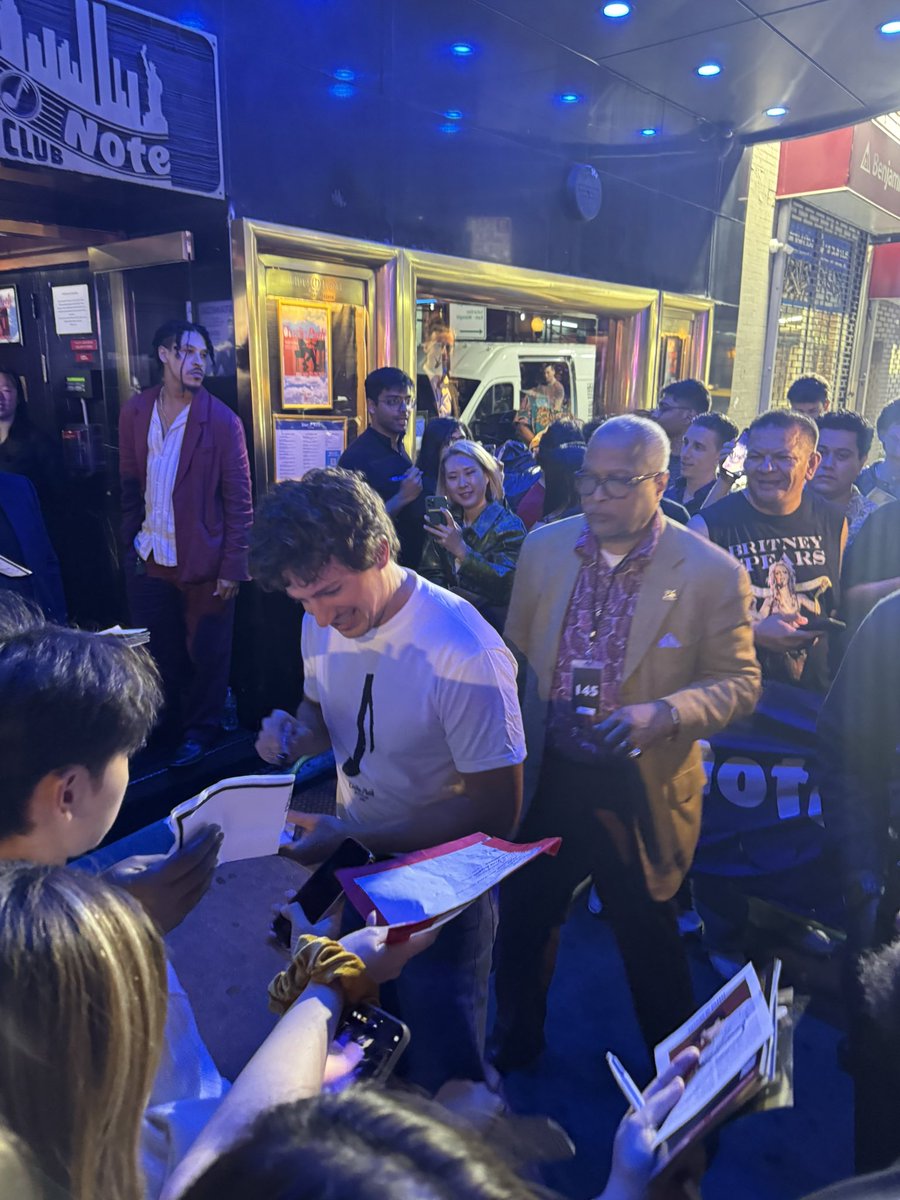 p0esiedanslarue's tweet image. Me almost getting Charlie’s autograph 💔
#bluenote #whateversclever