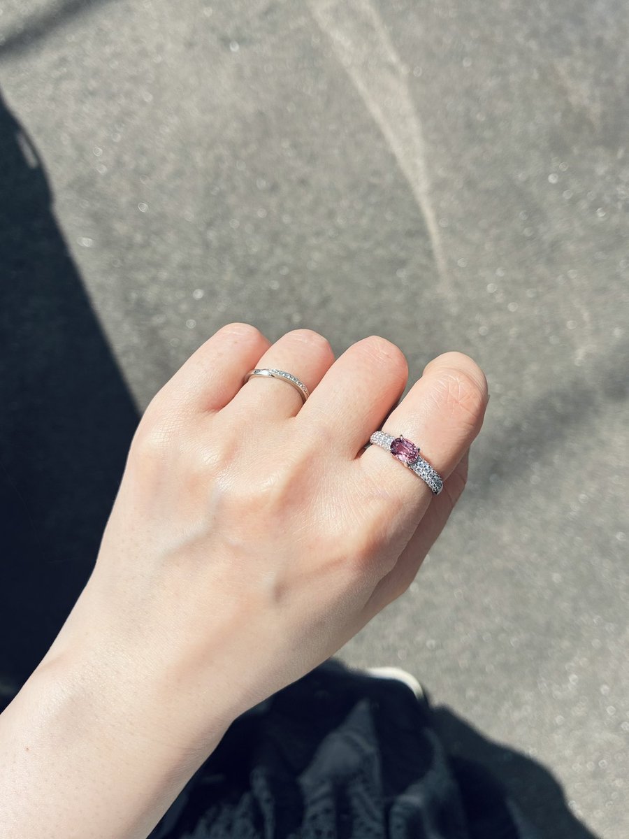almimipstone's tweet photo. ちょっと前にパヴェの話を見かけたけど、鈴木屋さんでオーダーするとメレダイヤまで抜かりないすごいのができます。
H&amp;CのVSメレが中石を引き立て…というかメレが主役？ってくらいきれいです。
中石はパパラチア。こちらも鈴木屋さんので、うるうるの美しいピースです。 https://t.co/E0F4JWpYpg