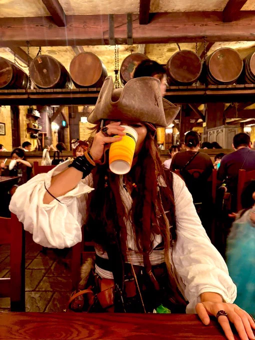 Dハロ写真見返していたらほぼほぼ飲んだくれている写真しか無くて笑ったwwwそれを一緒に楽しんでくれる中学生の娘には感謝しかない #ディズニーハロウィン2025 #Dハロ2025 #Dハロ仮装2025