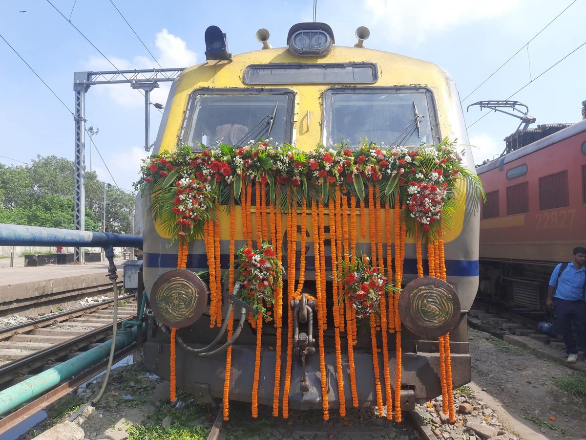 railvisual's tweet photo. उद्घाटन के लिए तैयार खड़ी पटना नवादा डेमू पैसेंजर ट्रेन आज का दिन ऐतिहासिक दिन है नवादा , बरबीघा दनियावां के लिए ..❣️😍🤩
धन्यवाद महोदय @adrm_dnr सर 🙏
#Nawada #patna #DemuTrain #newtrain
@drmdnr https://t.co/MW4PNX8l86
