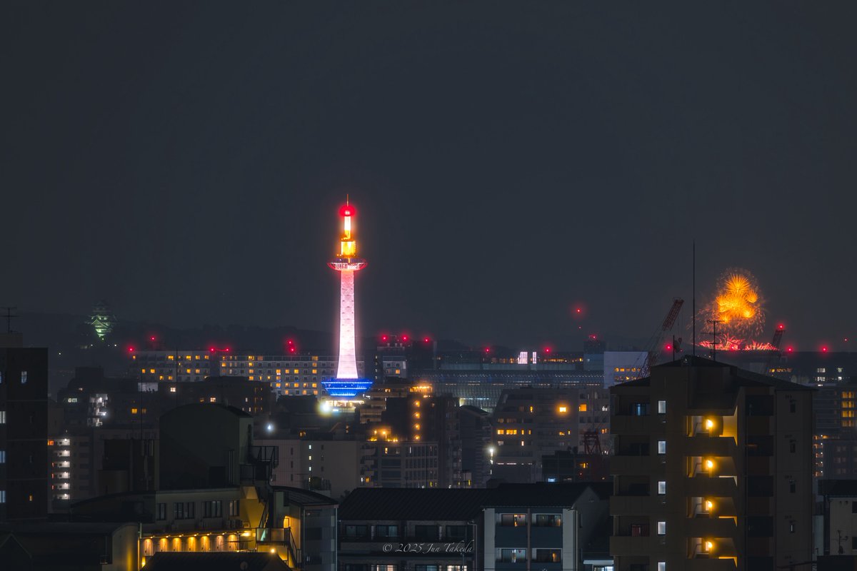 man_tac's tweet image. &amp;lt;Super Premium JOYO秋花火大会・京都タワー、伏見桃山城とともに&amp;gt;
2025.9.28撮影

#京都よきかな 
Leica SL2-S x SIGMA 500mm F5.6 DG DN OS | Sports