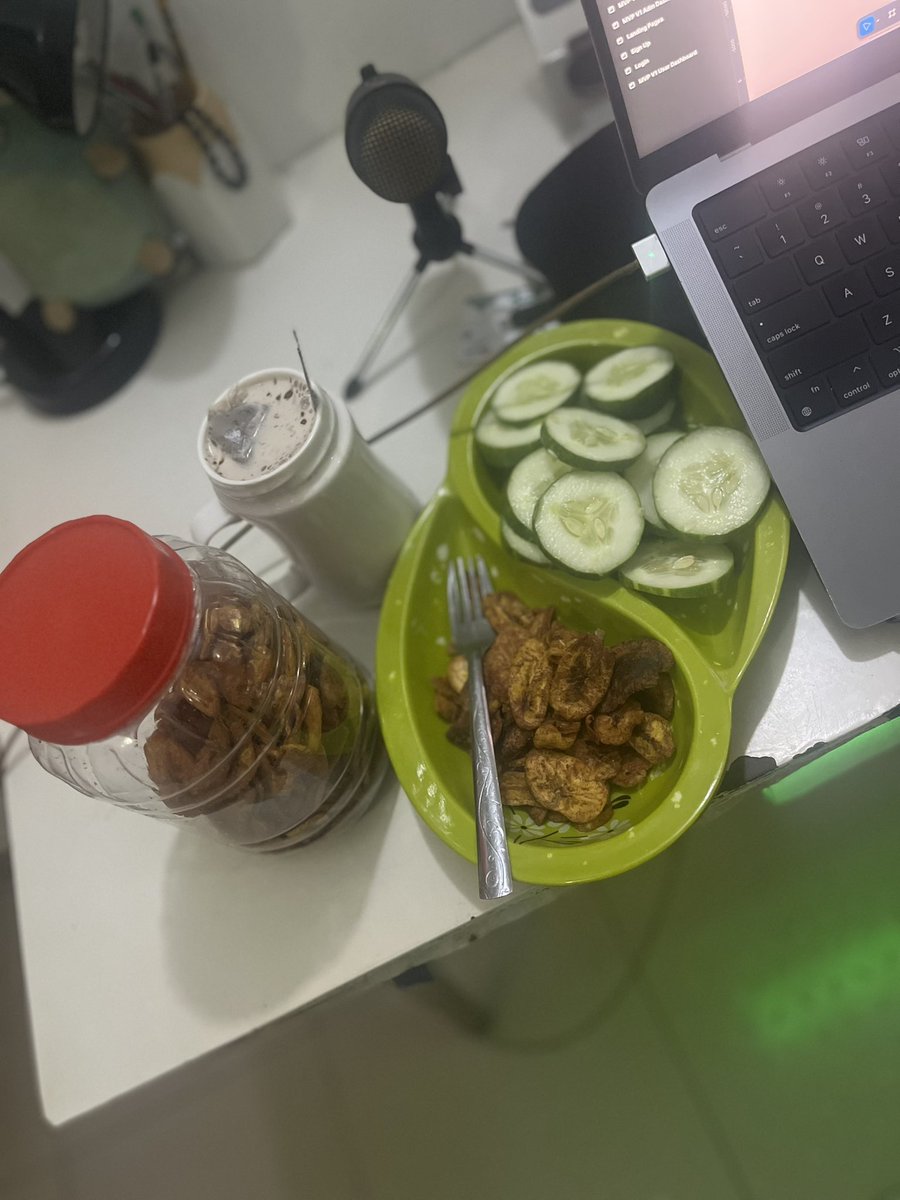 Design_Pope's tweet image. Behind every designer wey dey shout ‘I just launch global product 🚀’ for LinkedIn… na midnight cry + Figma crash hide there. 😂

No let packaging pepper you.
Even Danfo no fit jump reach CMS at once, e must stop for Obalende first. 🚎🔥

#NoCryNaHustle #DesignJourney”**