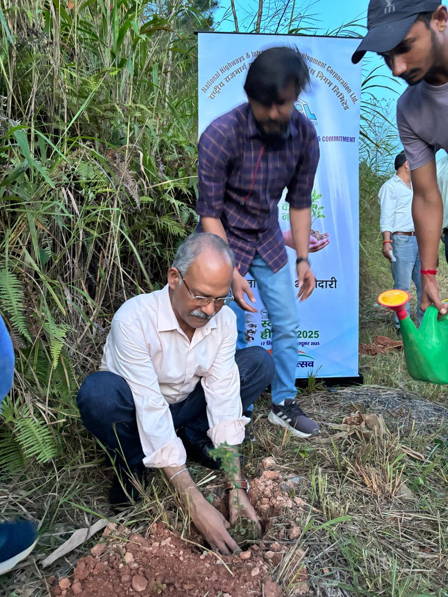 NhidclRo's tweet photo. Shri Biju  Patir ED(P) NHIDCL RO-Shillong led the Ek Ped Maa Ke Naam initiative of  the Swachhata Hi Seva campaign, planting saplings with senior officials  and staff at Shillong Barapani stretch NH40 for Ek Din, Ek Ghanta, Ek  Saath Shramdaan under Special Campaign 5.0 https://t.co/IA7gOXG407