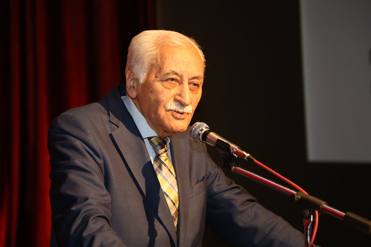 Kitaplarını keyifle  kuduğum programlarını zevkle izlediğim kelimelerle başka türlü düşünmemizi sağlayan kıymetli 
Yavuz Bülent BAKİLER üstadımıza Allah'tan gani gani rahmet,geride kalan kederli ailesine ve sevenlerine başsağlığı diliyorum.Allah rahmet eylesin
#yavuzbülentbakiler