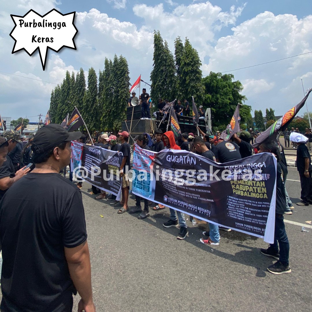 PbgKeras's tweet photo. UPDATE KONDISI DEMO siang ini 🔥
yang tertib, jaga keamanan, dan jangan ada kekerasan ya lur 🙏🏻
Lokasi : alun-alun Purbalingga
Senin, 29 September 2025

#fyp #purbalingga #demo #kondisi #pendemo https://t.co/gaWBpUU8J7