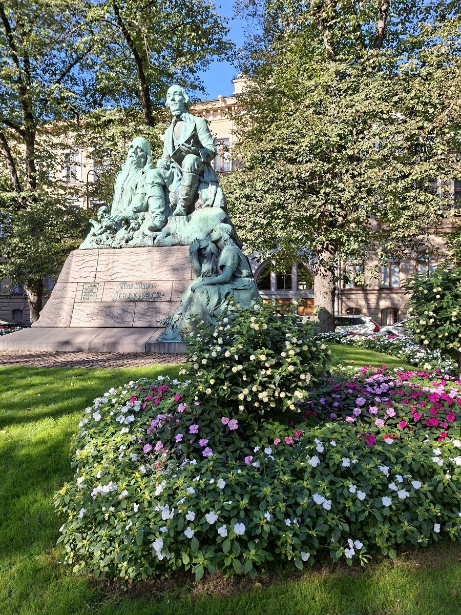 Guten Start in die Woche allerseits aus #Helsinki gewünscht. Mein Weg führte mich gestern an dieser  blühenden Oase mit dem Elias-Lönnrot-Denkmal vorbei.