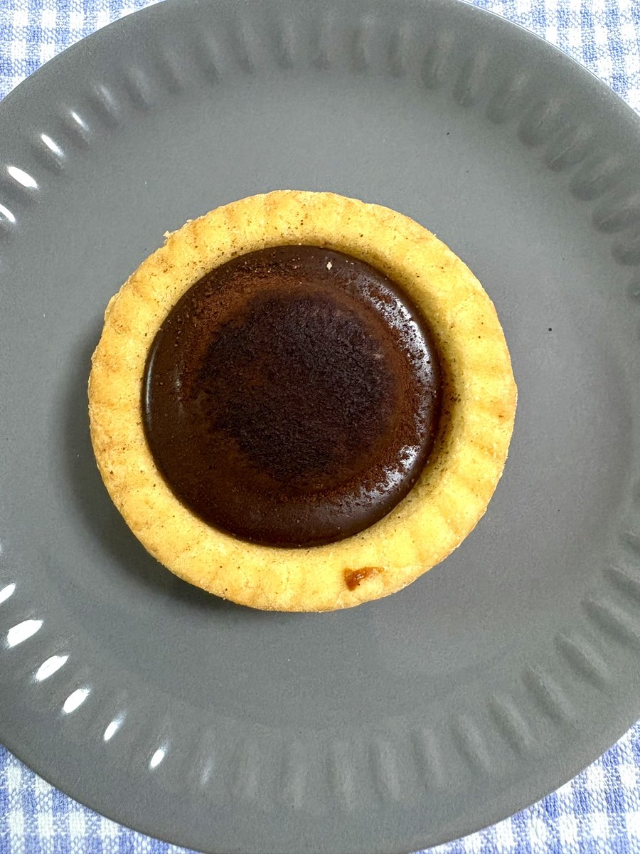sweets_landmark's tweet image. 今日のスイーツ😀
#ファミマ
#ショコラキャラメルタルト
甘くビター感もあるチョコソースに、中はミルキーで軽いチョコクリーム🍫
一番下の塩キャラメルソースがじんわり効いていて、全体的にコク深い味わいに💓塩キャラメルソースがチョコの甘さを引き立ててくれて美味しい☺️✨
#コンビニスイーツ