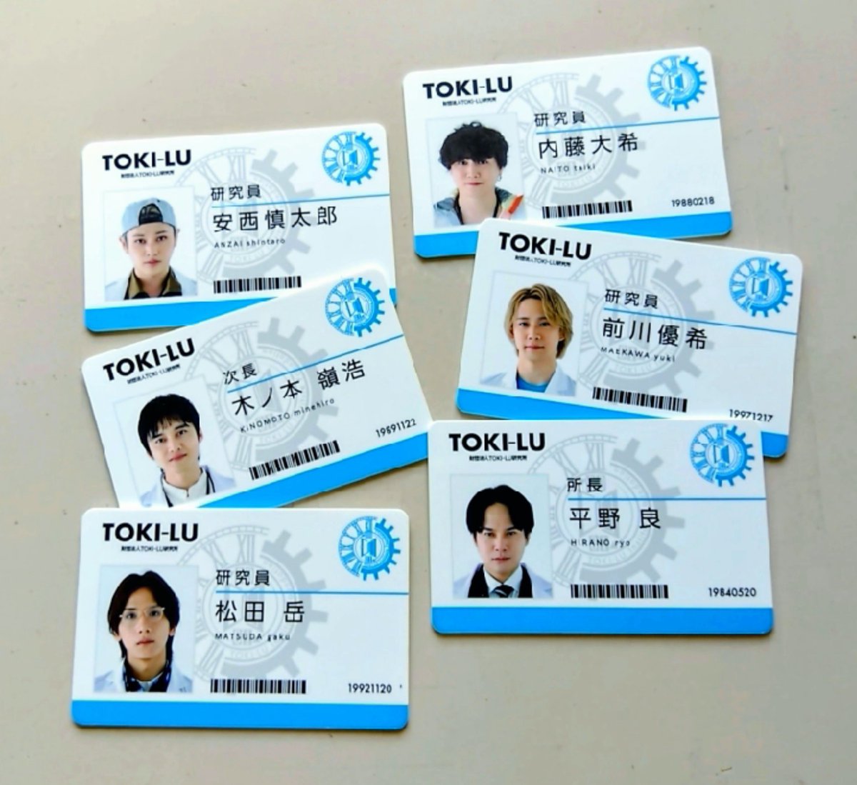 le_himawari's tweet photo. 【#時る】研究員の皆様のパスケースの中の社員証をこっそり撮影しました。ICカードになっていて、タイムマシン乗車時や研究室に入る時の認証にも使用されます。紛失すると再発行までに一ヶ月かかりますのでお気をつけください。 https://t.co/4A42sYU7BW