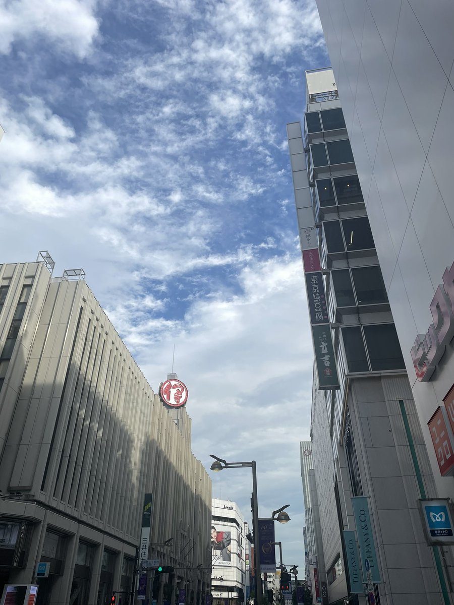 蒸し暑い午後に、早口の中国語で電話する人たちの声を聞きながらこの景色を見ていると、西単にでも来たのかと一瞬錯覚を起こした。