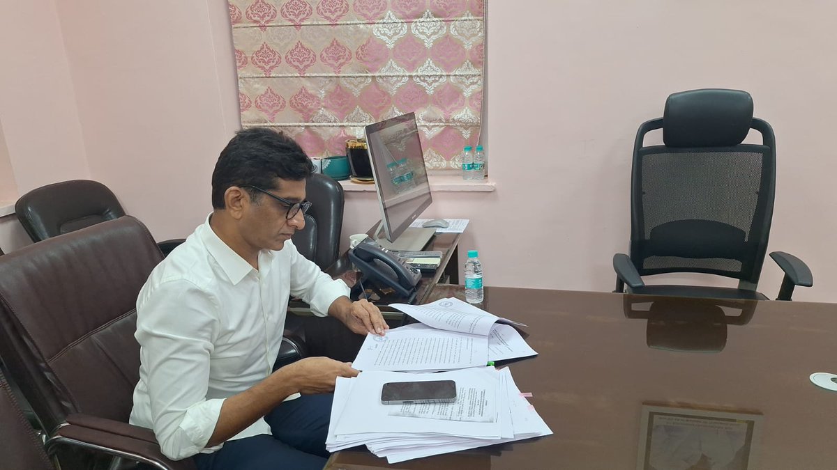 TeluguReporter_'s tweet image. ఫిరాయింపు ఎమ్మెల్యేల పై నేటి నుంచి స్పీకర్ విచారణ ప్రారంభిస్తున్న నేపథ్యంలో అసెంబ్లీకి చేరుకున్న పిటిషనర్లు ఎమ్మెల్యే డాక్టర్ సంజయ్, ఎమ్మెల్యే చింతా ప్రభాకర్.

#Telangana #MLAsDisqualificationCase