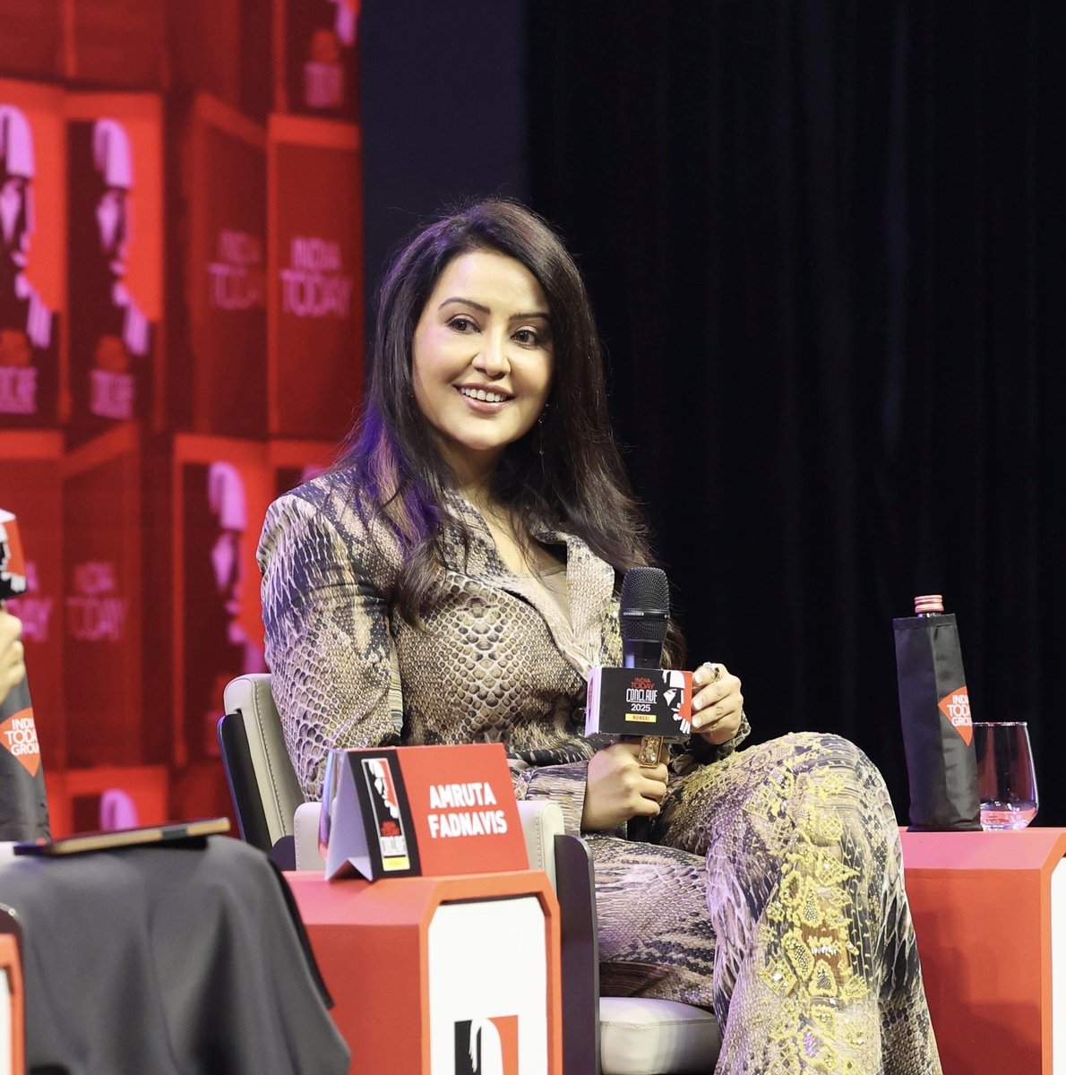 AmrutaF_fans's tweet image. @fadnavis_amruta a perfect blend of dignity, style, and confidence ✨🌸

#amrutafadnavis #eleganceunlimited #IconicLook #IndiaTodayConclave #indiatoday