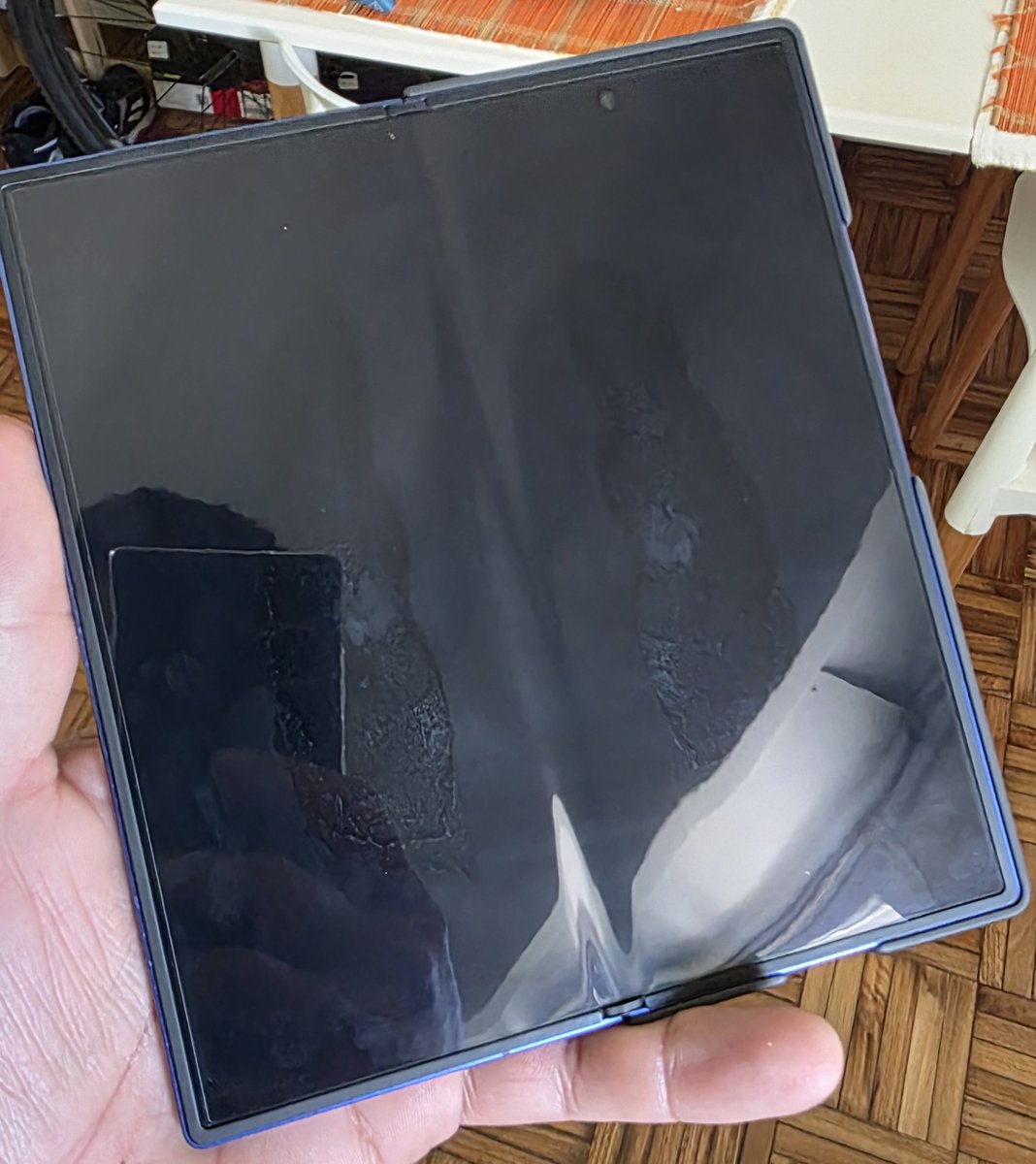 manukike16's tweet photo. @theonecid The iPhone, I think #ScratchGate is better than my Fold 7, which has moisture when you open the screen and @SamsungArg says it's "normal" 🤮🤮 https://t.co/wXIDbz8Ay9