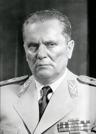 Gospodin koji je znao da religija podstiče na šovinizam i nacionalizam, te da; popovi, sveštenici i efendije nisu ništa drugo već paraziti naroda i produžena ruka kleronacionalizma.

✊