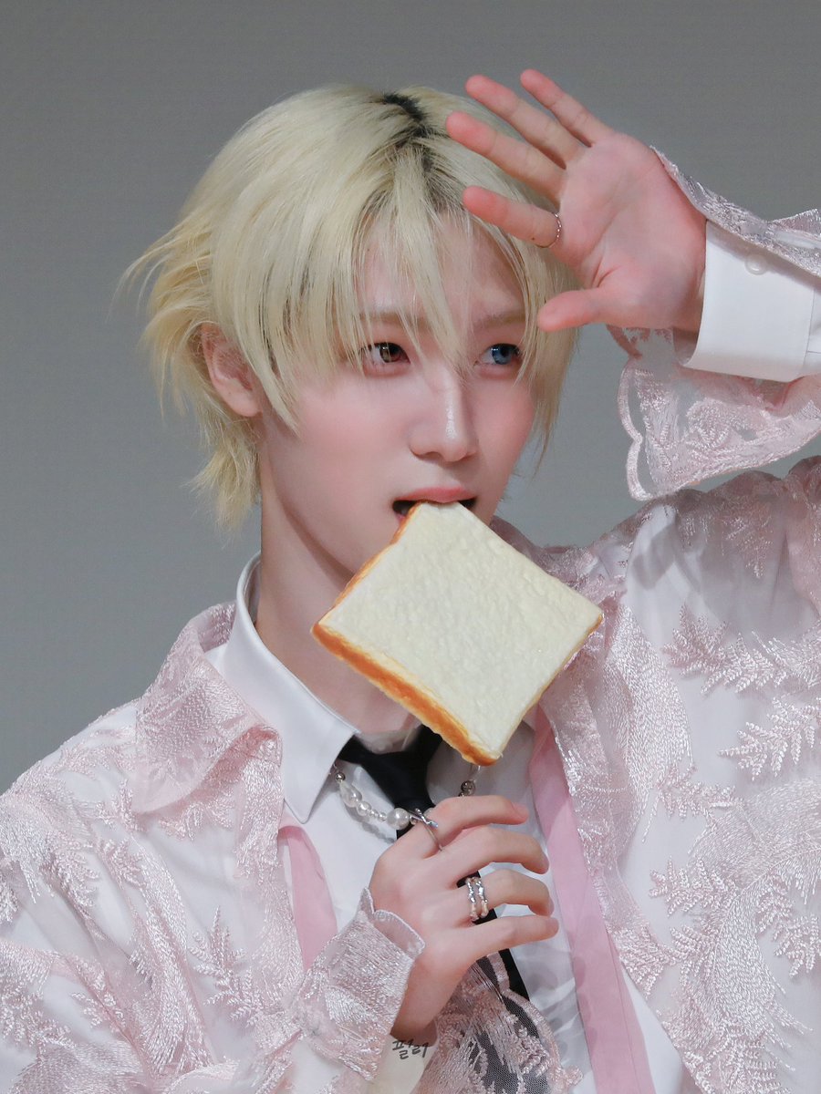 pllnvav's tweet image. 오드아이렌즈+삐쭉포인트금발+분홍셔츠 
삼박자가최종적으로아름다운데 
그중가장아름다운건진짜방금하늘에서 떨어진 천사같다는점이야