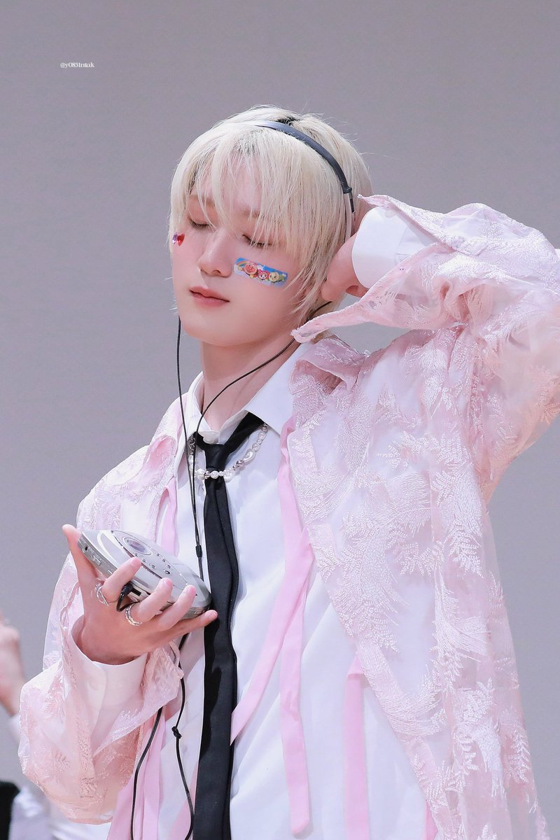 pllnvav's tweet image. 오드아이렌즈+삐쭉포인트금발+분홍셔츠 
삼박자가최종적으로아름다운데 
그중가장아름다운건진짜방금하늘에서 떨어진 천사같다는점이야