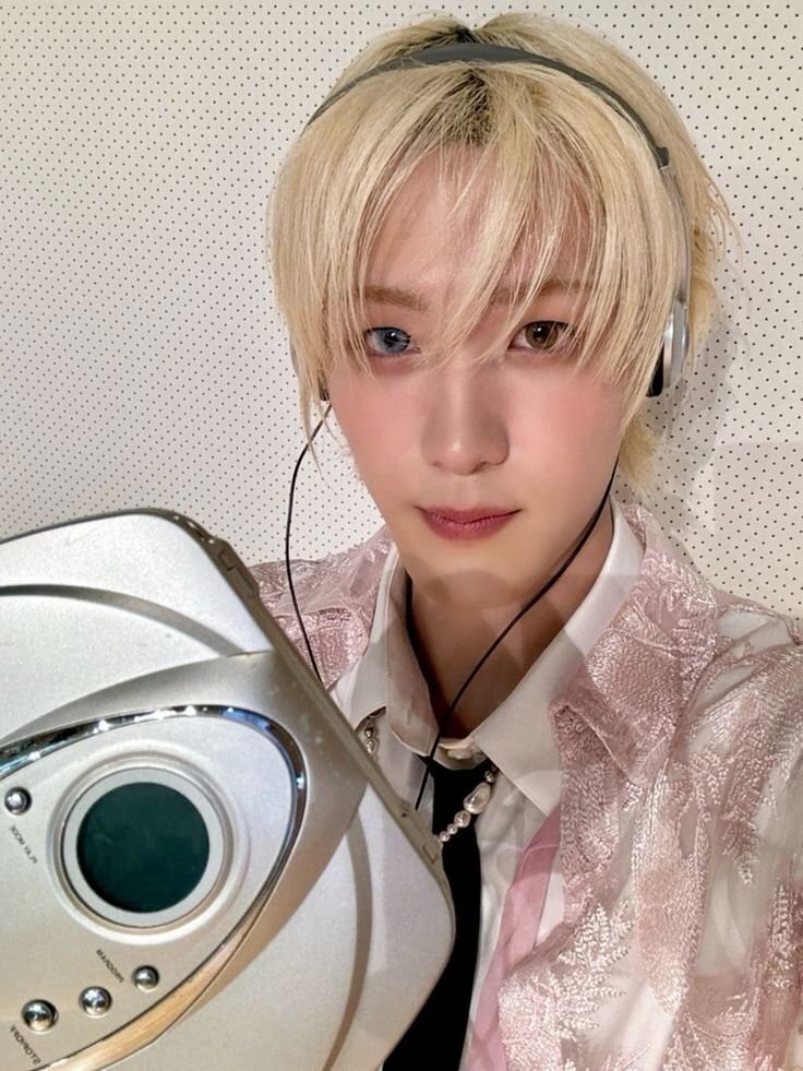 pllnvav's tweet image. 오드아이렌즈+삐쭉포인트금발+분홍셔츠 
삼박자가최종적으로아름다운데 
그중가장아름다운건진짜방금하늘에서 떨어진 천사같다는점이야