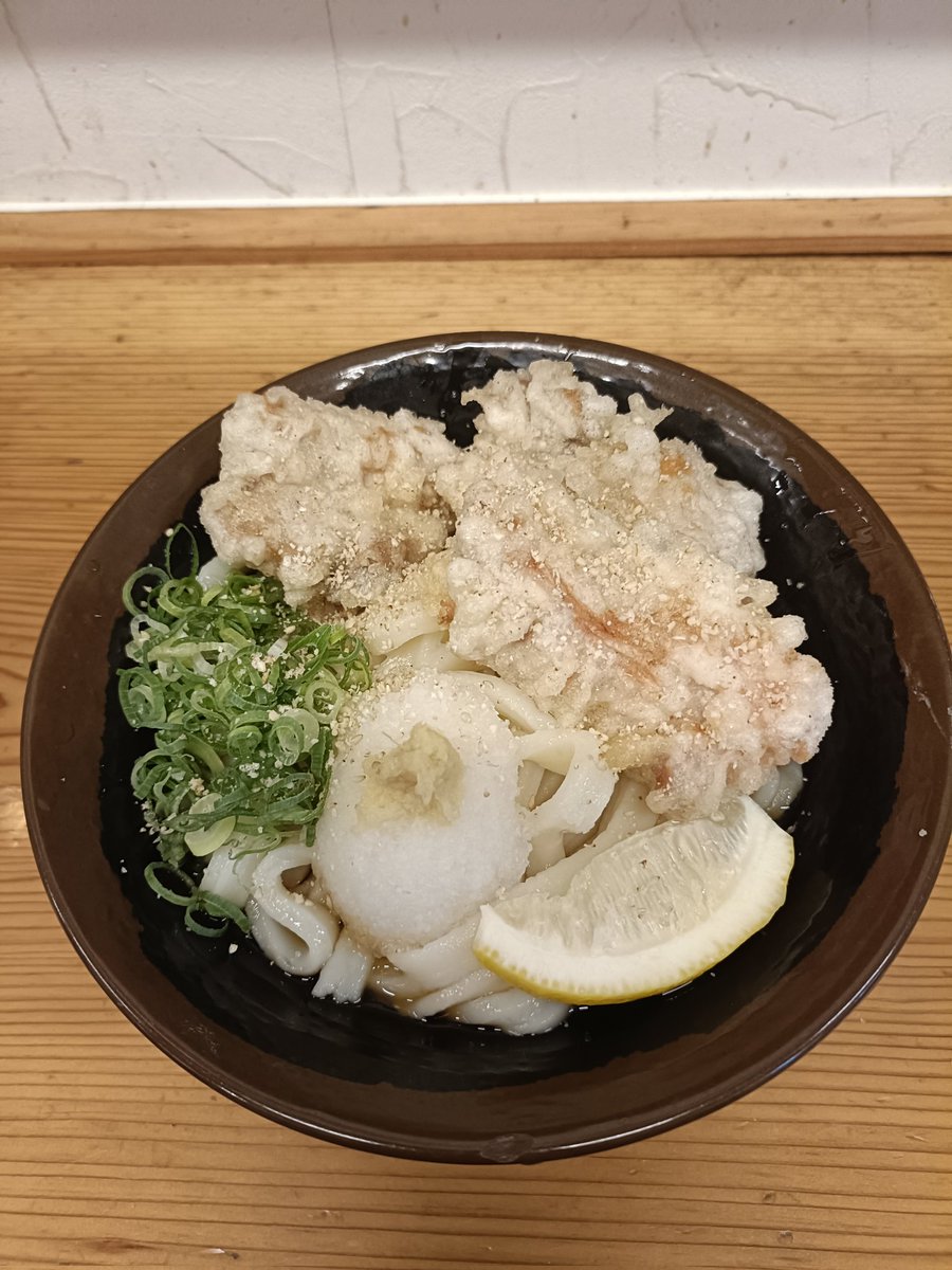 hardluck555's tweet photo. 食い納めのかしわ天うどん https://t.co/LWPfUrOGh2