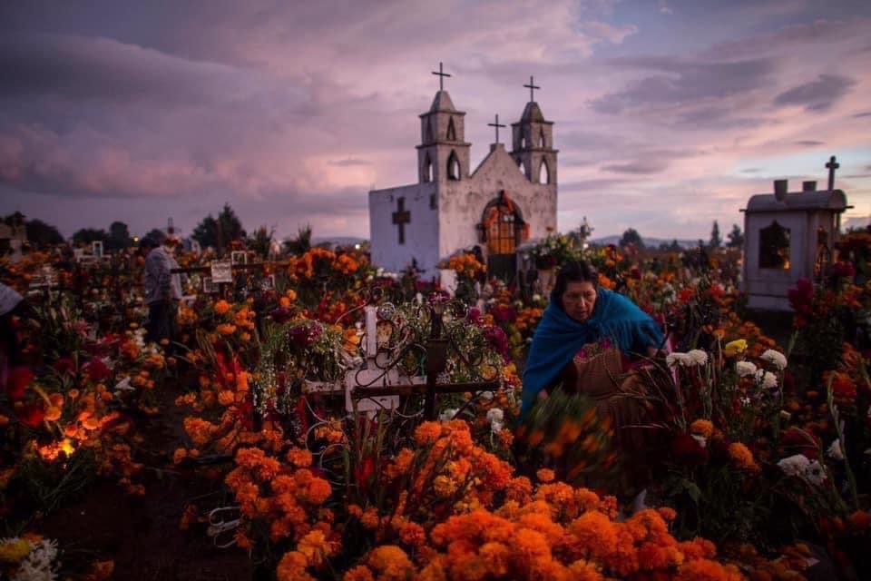 RobertoMolinaGr's tweet image. El 29 de septiembre empieza el regreso de las ánimas  

El día de San Miguel Arcángel es la primer ofrenda para recibir a los muertos. Se &apos;copalea&apos; la casa y se ruega al señor que le permita a los muertos bajar a su fiesta y acompañarnos.

La segunda ofrenda es el 18 de octubre…