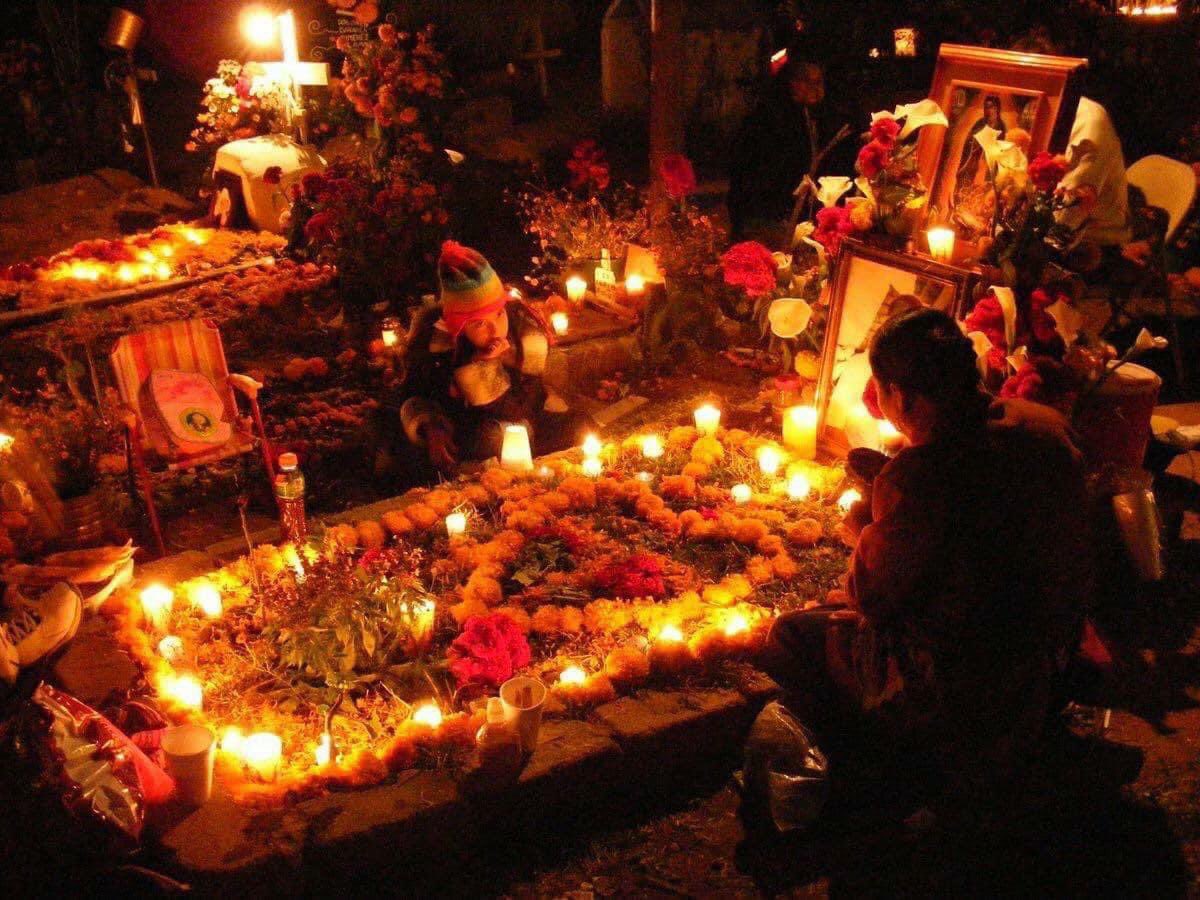 RobertoMolinaGr's tweet image. El 29 de septiembre empieza el regreso de las ánimas  

El día de San Miguel Arcángel es la primer ofrenda para recibir a los muertos. Se &apos;copalea&apos; la casa y se ruega al señor que le permita a los muertos bajar a su fiesta y acompañarnos.

La segunda ofrenda es el 18 de octubre…
