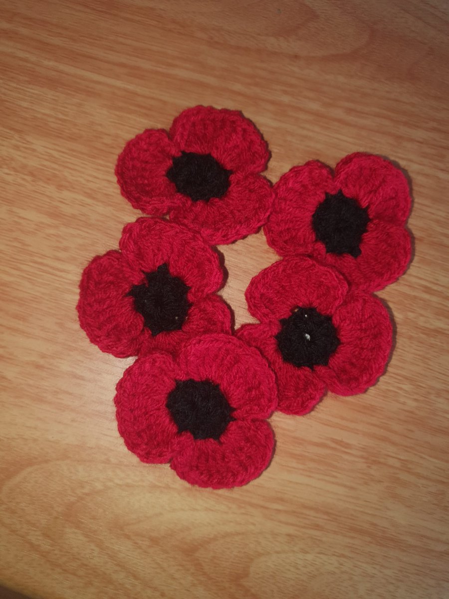 🌺 Honour with handmade.

This Set of 5 Crochet Poppy Brooch Pins is eco-friendly, reusable &amp; made with love 💕. Perfect for #RemembranceDay or as timeless accessories.

👉 Shop here: craftersbarn.co.uk/product/set-of…

#CrochetPoppies #HandmadeBrooch #EcoFriendly #CraftersBarn
