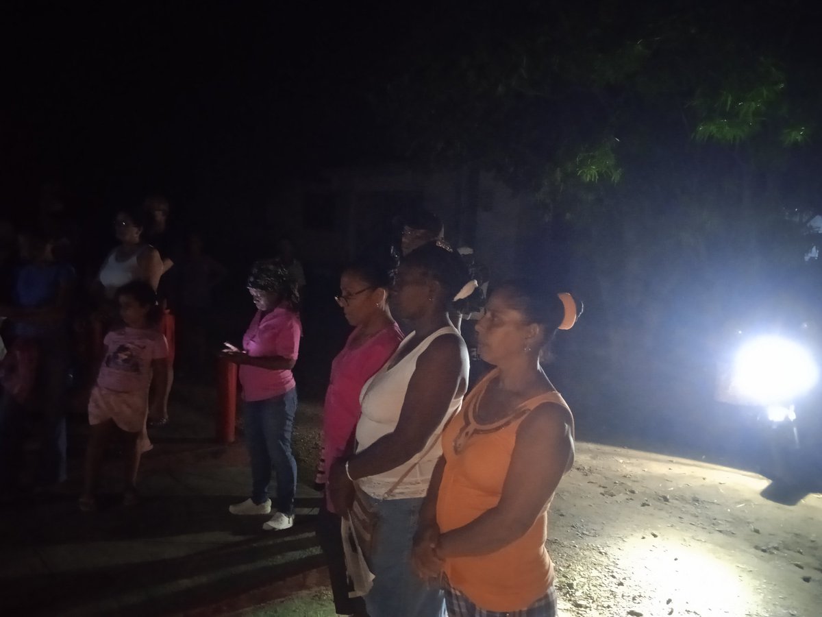 YaraLorenz43149's tweet photo. Los Cederitas Sanluiseños desde las comunidades celebrarón con alegría el 65 aniversario de los Comité de la Defensa de la Revolución,la #FMC les desea las felicitaciones
#CDR65
#TodosSomosCederistas
#fmcsanluis
#MujeresEnRevolución
#UnidosPorCuba https://t.co/3eFRGpxLD9