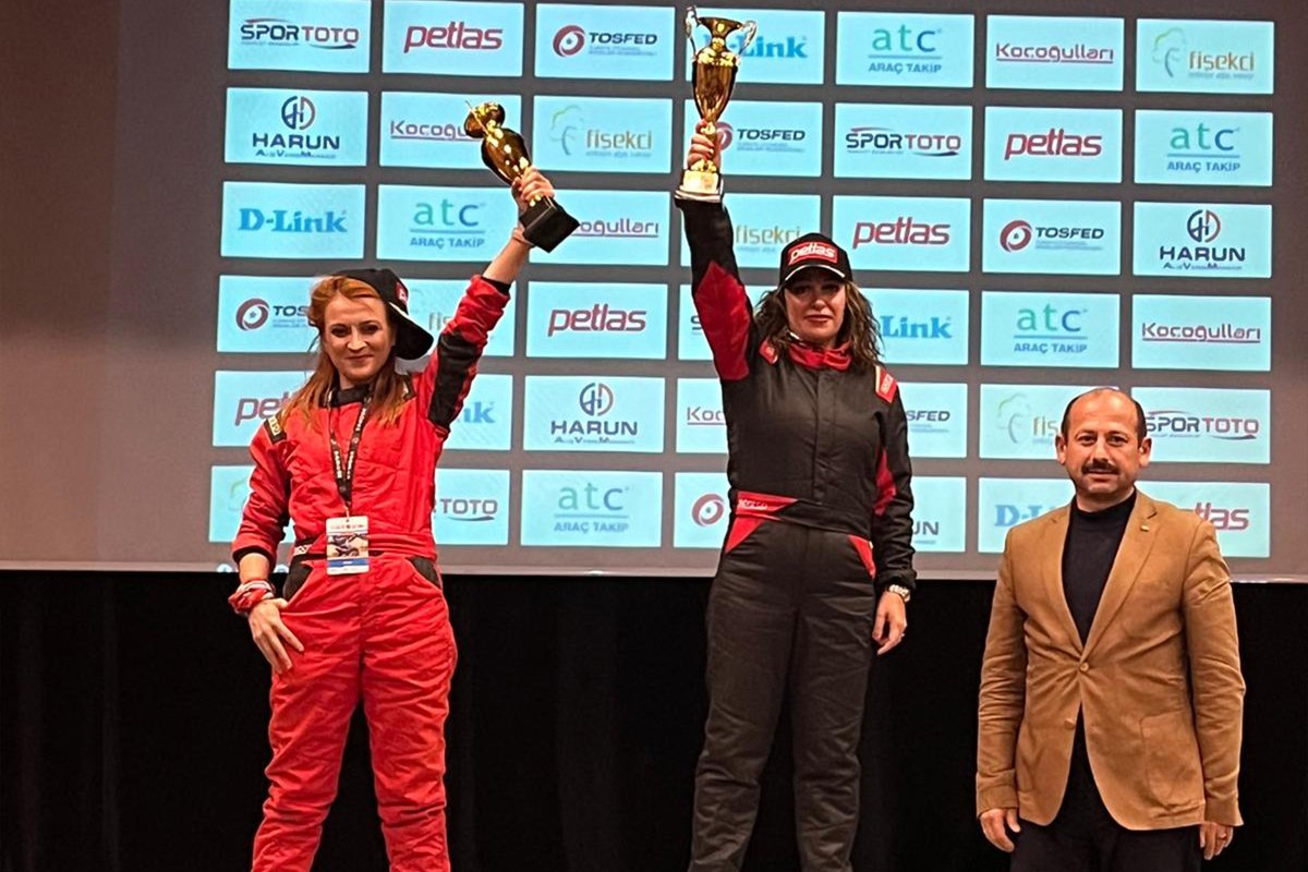 4 çekerler Vezirköprü’de yarıştı

Petlas 2025 Türkiye Offroad Şampiyonası 4. ayağı olan Vezirköprü Offroad Yarışı, 23 araç ve 46 sporcunun katılımıyla Samsun’da düzenlendi. Dereceye giren takımlara ödülleri takdim edildi.

Detaylar için👇
samsun.gsb.gov.tr/HaberDetaylari…

#GSBHepYanında