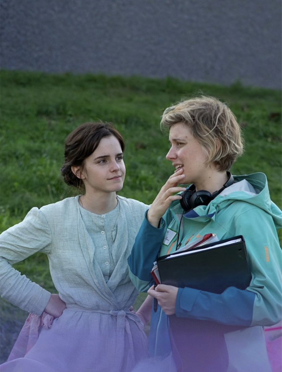 If I’m not wrong, this is a brand new picture of Emma Watson and Greta Gerwig BTS of Little Women.