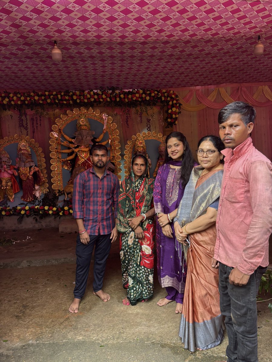 sabitamahatoJMM's tweet photo. कदमदीह, फडलोगोड़हा, आसनबनी और चाकुलिया (चांडिल प्रखंड) की दुर्गा पूजा पंडालों में जाकर माँ दुर्गा का आशीर्वाद लिया। पूरा देश माँ दुर्गा की आराधना में सराबोर है। माँ से हमारी यही प्रार्थना है कि उनका अपार आशीर्वाद हम सब पर बना रहे, हर घर में सुख-शांति और समृद्धि का वास हो।

@HemantSorenJMM 
@JmmJharkhand 
@DistJmm 

#DurgaMaa 
#durgapuja 
#Jharkhand 
#Ichagarh