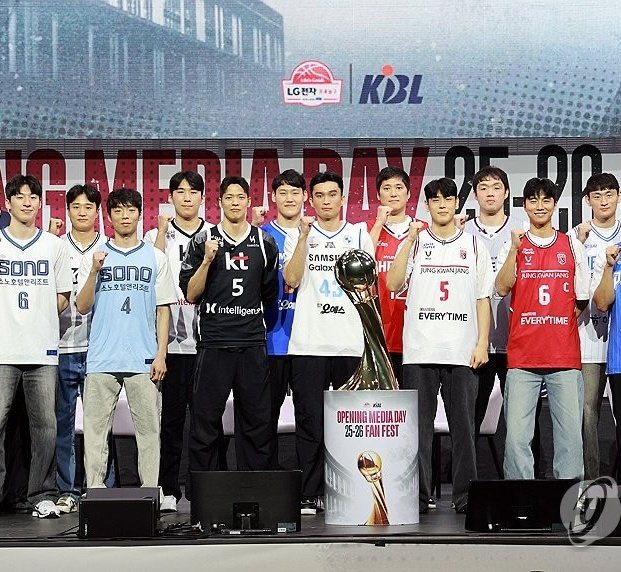 아니 대체 5번님 이너에 뭔 옷을 입으신건지 감도 안 와