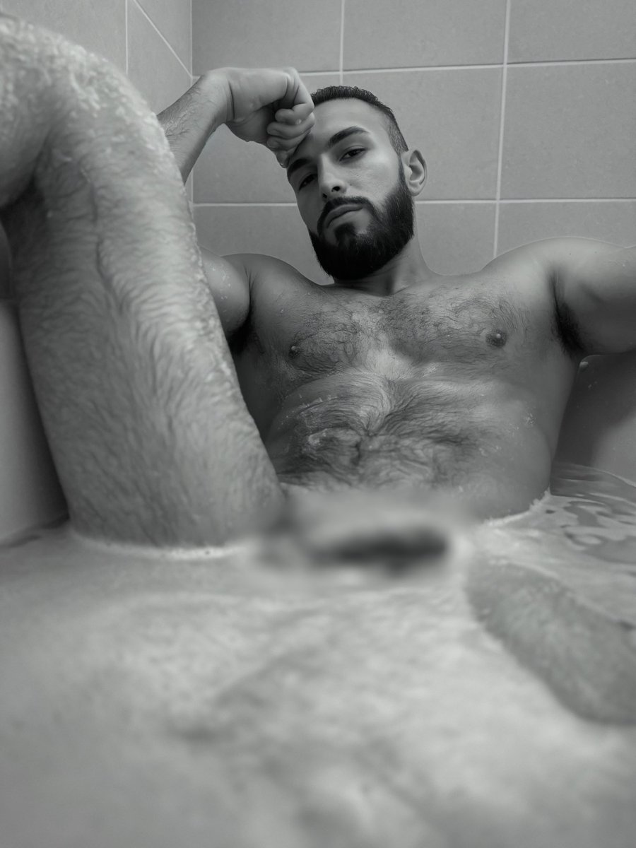 On commence la semaine avec un bon bain chaud 🔥 qui postule pour me frotter le dos ?